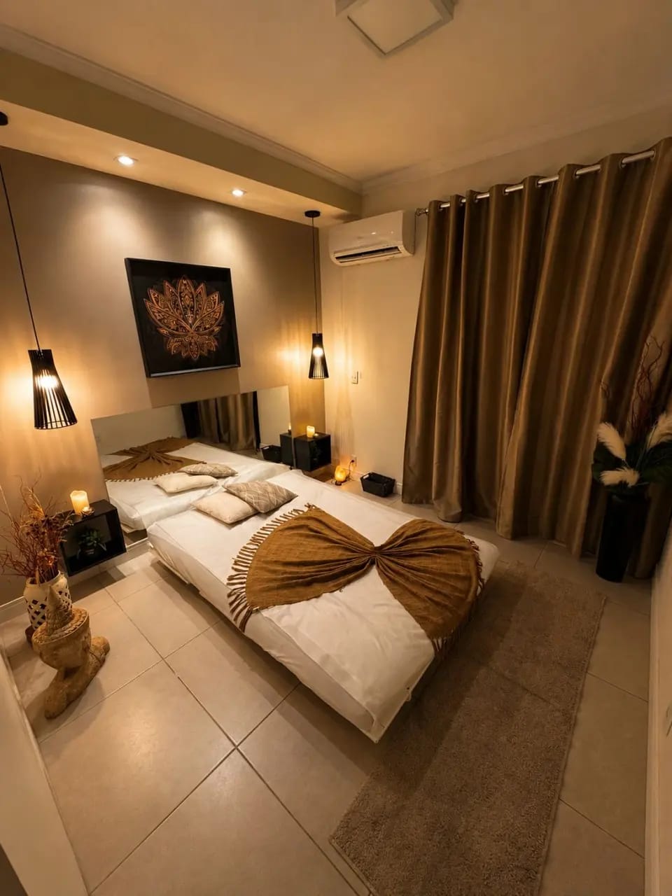 Suíte climatizada do Aruna SPA com espelho e iluminação indireta