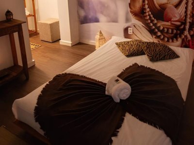 Ambiente de massagem elegante no Aruna SPA em Campinas, com cama, lençóis, travesseiro e panos higienizados e limpos, garantindo conforto e qualidade para clientes e massagistas.