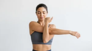 Demonstração de exercícios específicos para aliviar dor no ombro e melhorar mobilidade