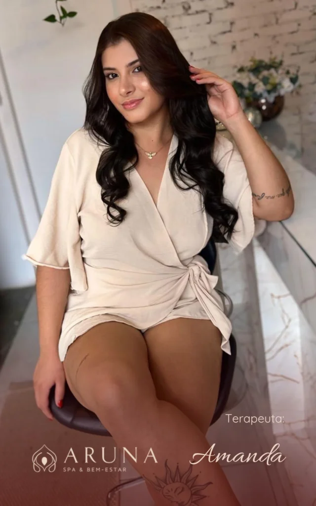 Amanda, massoterapeuta de Campinas, transforma seu momento de massagem em uma experiência única de cuidado e relaxamento.
