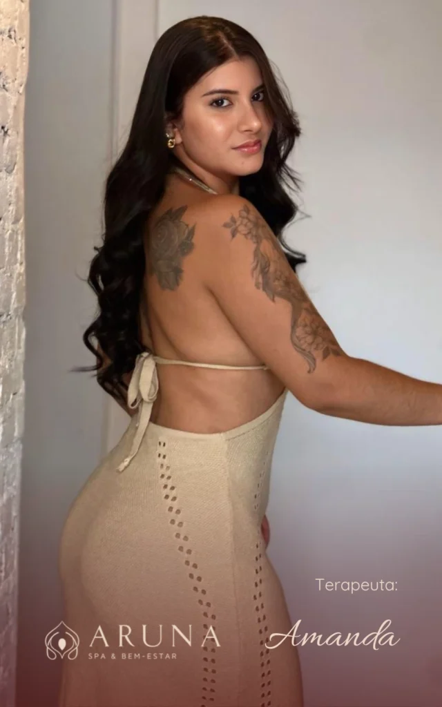Amanda, massoterapeuta de Campinas, transforma seu momento de massagem em uma experiência única de cuidado e relaxamento.